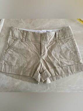 Alice + Olivia Neutral Linen-Blend Rolled Hem Shorts